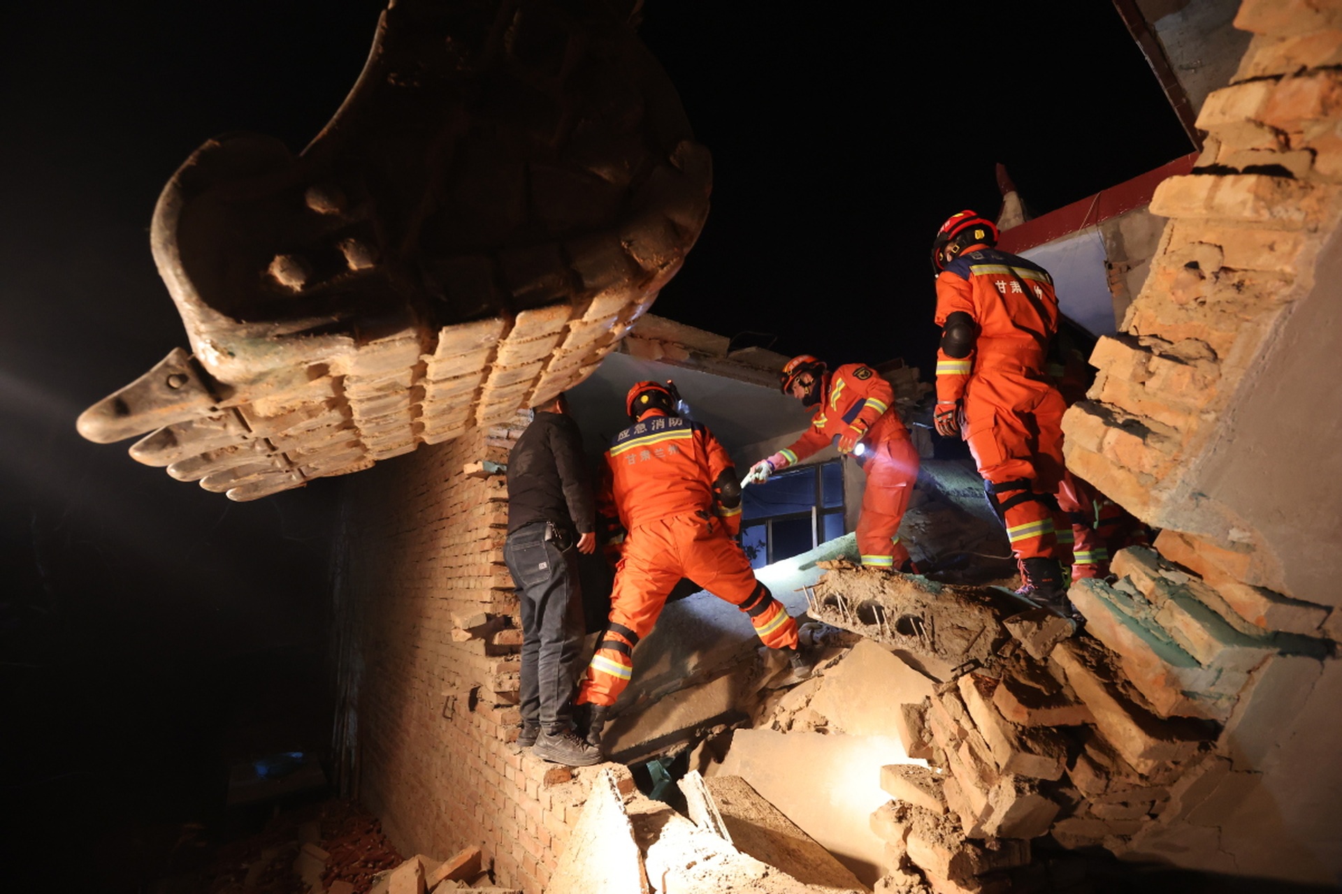 Cảnh đổ nát trong trận động đất khiến 111 người thiệt mạng ở Trung Quốc - Ảnh 1.