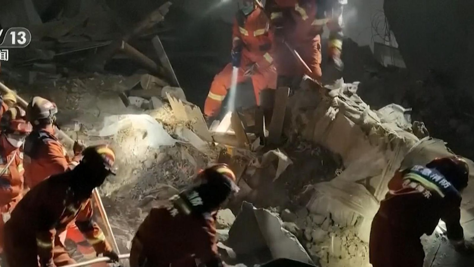 Cảnh đổ nát trong trận động đất khiến 111 người thiệt mạng ở Trung Quốc - Ảnh 10.