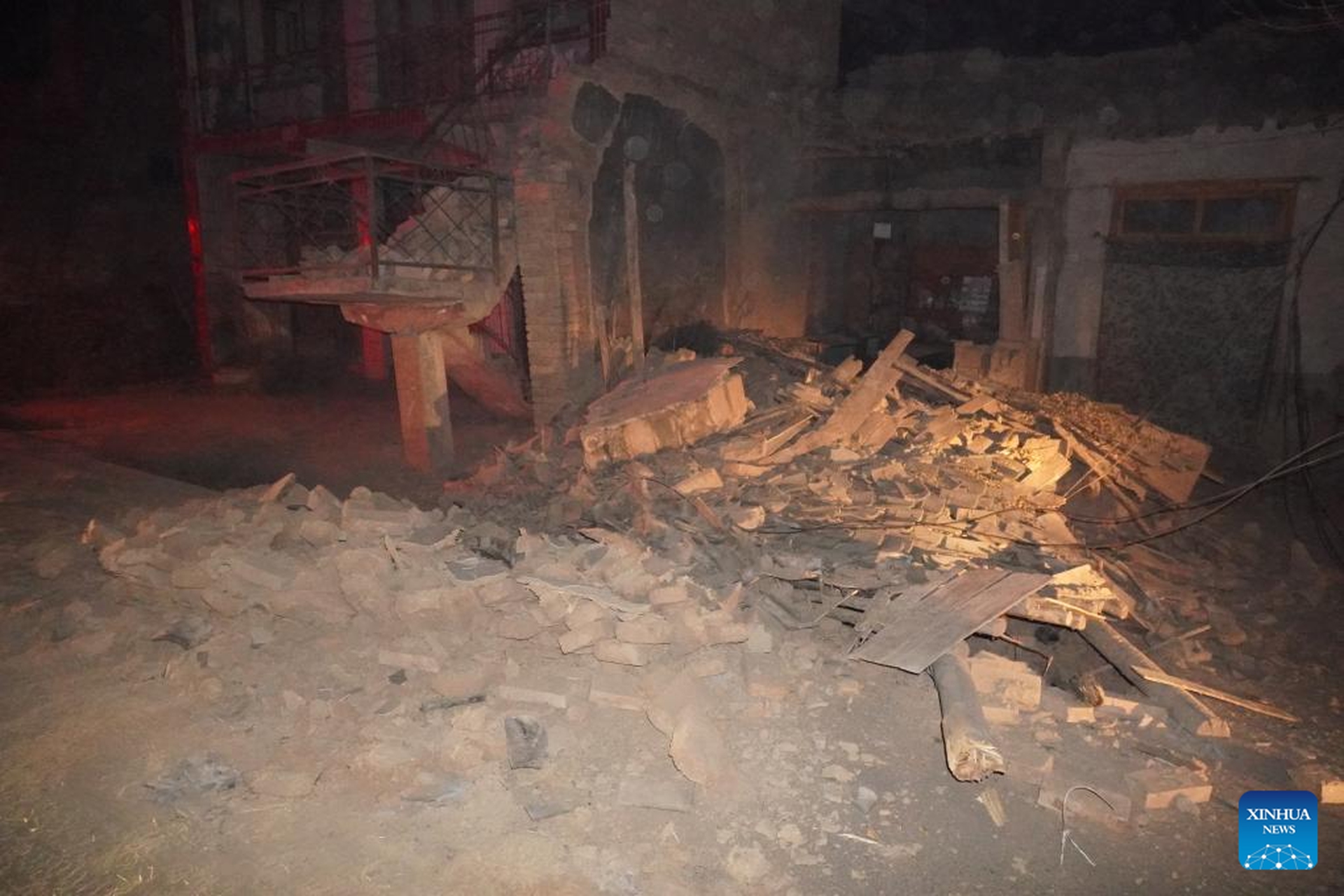 Cảnh đổ nát trong trận động đất khiến 111 người thiệt mạng ở Trung Quốc - Ảnh 2.