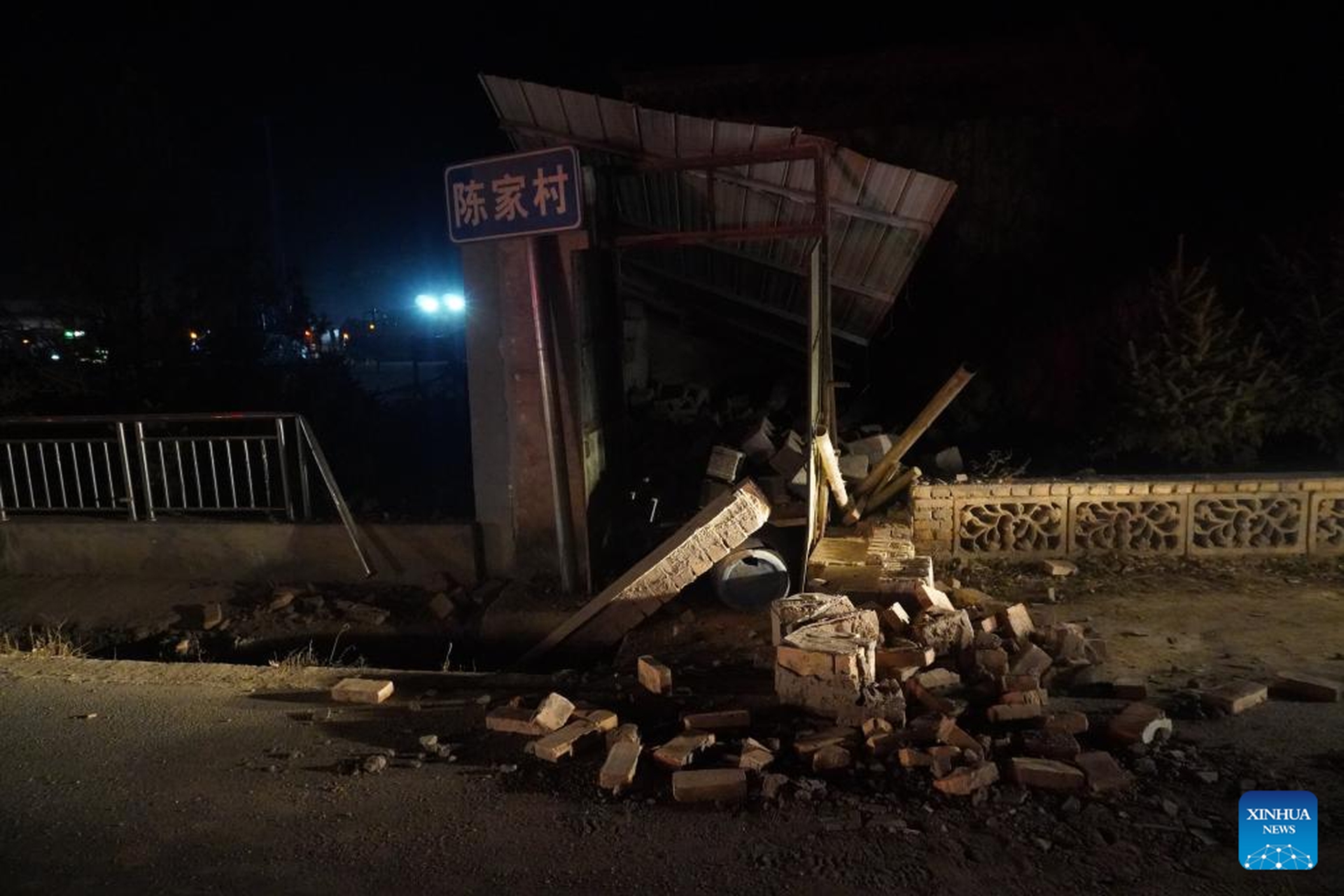 Cảnh đổ nát trong trận động đất khiến 111 người thiệt mạng ở Trung Quốc - Ảnh 3.