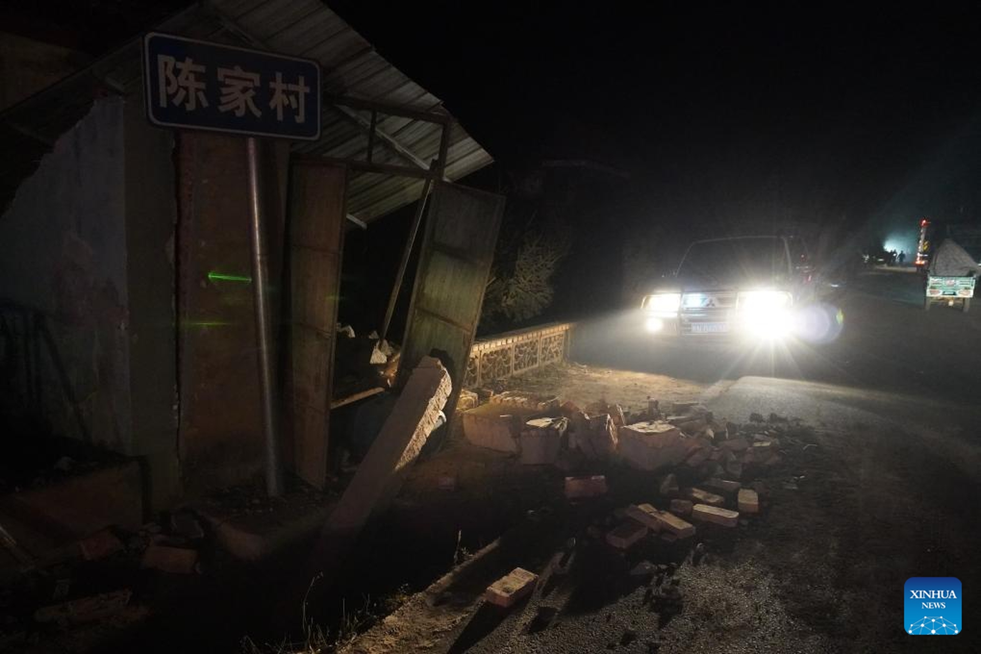 Cảnh đổ nát trong trận động đất khiến 111 người thiệt mạng ở Trung Quốc - Ảnh 4.