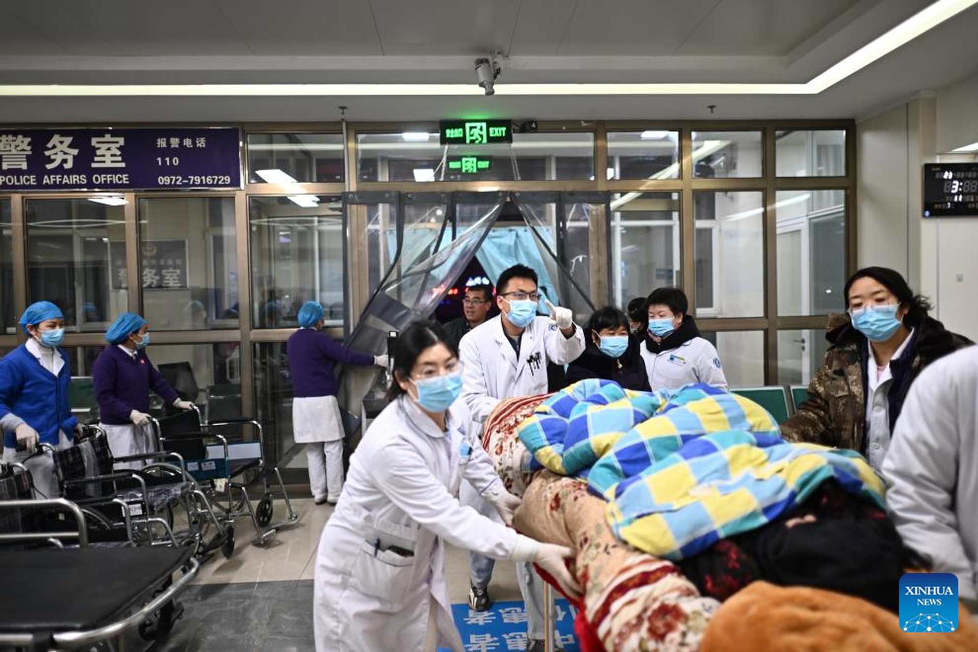Cảnh đổ nát trong trận động đất khiến 111 người thiệt mạng ở Trung Quốc - Ảnh 8.