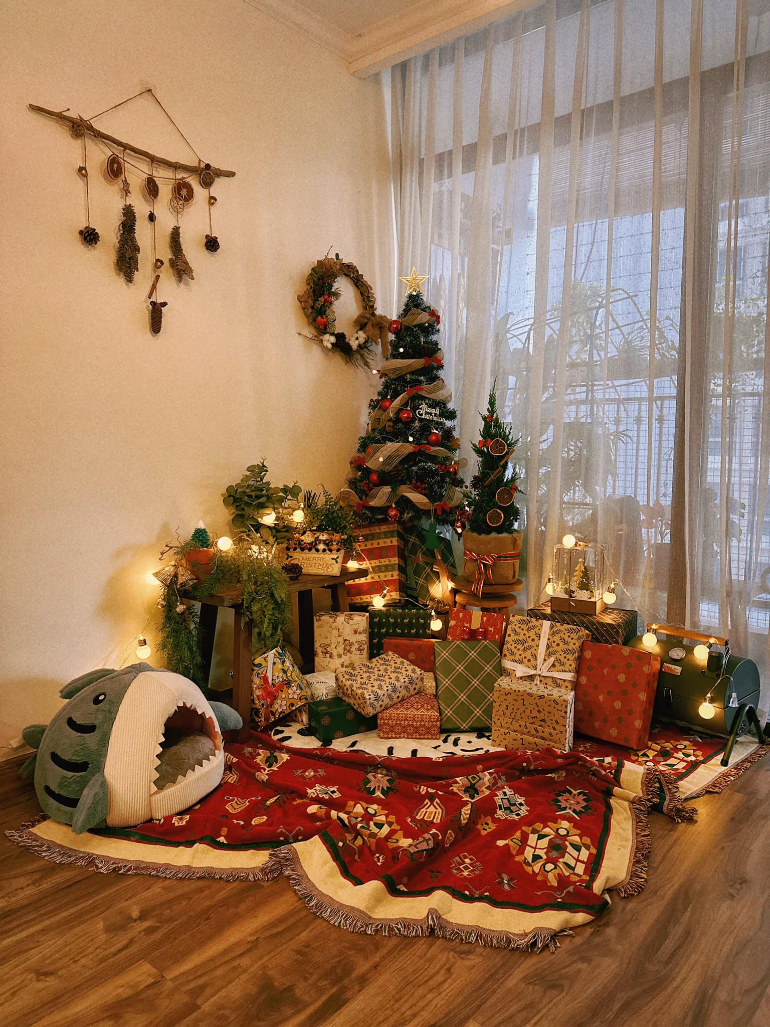 Jun Phạm rục rịch trang trí Giáng Sinh cho căn hộ 75m2: Không gian cực ấm cúng, chủ nhân tự nhận đẹp hơn quán cafe- Ảnh 13.