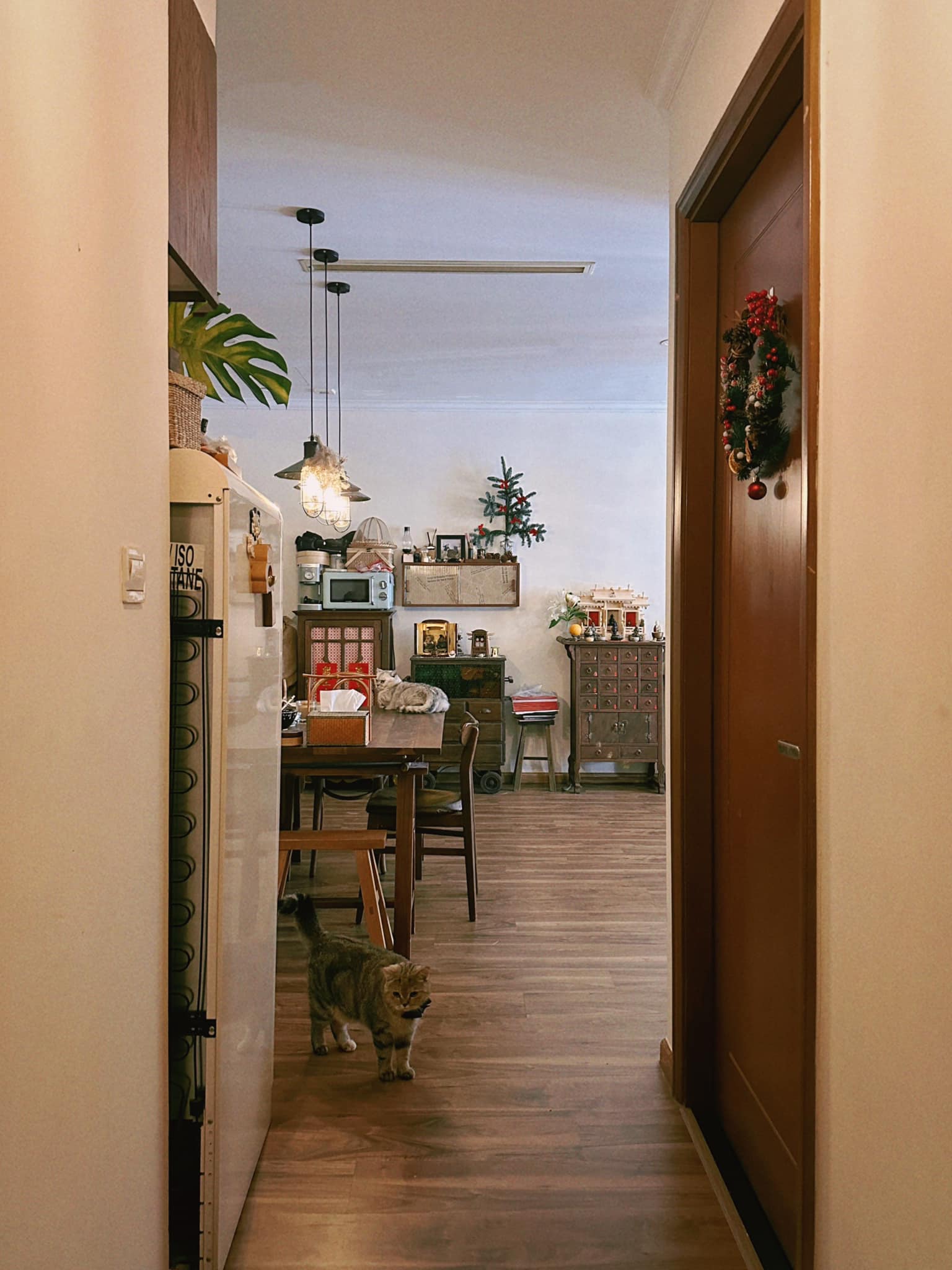 Jun Phạm rục rịch trang trí Giáng Sinh cho căn hộ 75m2: Không gian cực ấm cúng, chủ nhân tự nhận đẹp hơn quán cafe- Ảnh 8.