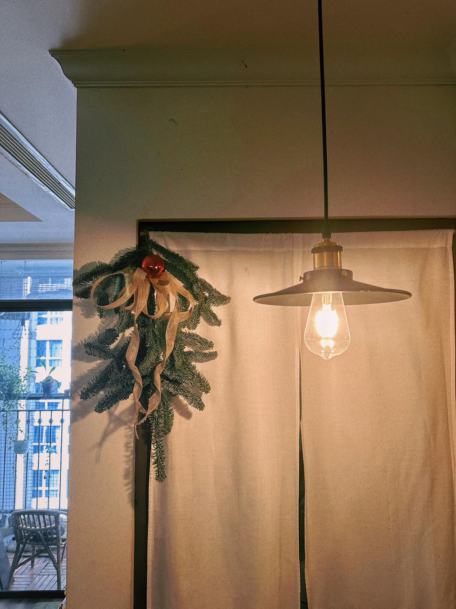 Jun Phạm rục rịch trang trí Giáng Sinh cho căn hộ 75m2: Không gian cực ấm cúng, chủ nhân tự nhận đẹp hơn quán cafe- Ảnh 5.