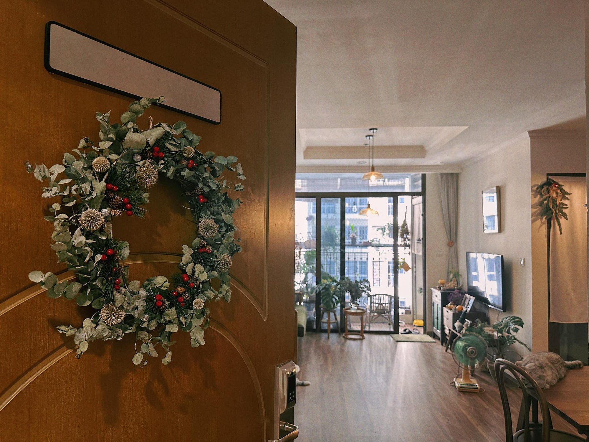 Jun Phạm rục rịch trang trí Giáng Sinh cho căn hộ 75m2: Không gian cực ấm cúng, chủ nhân tự nhận đẹp hơn quán cafe- Ảnh 2.