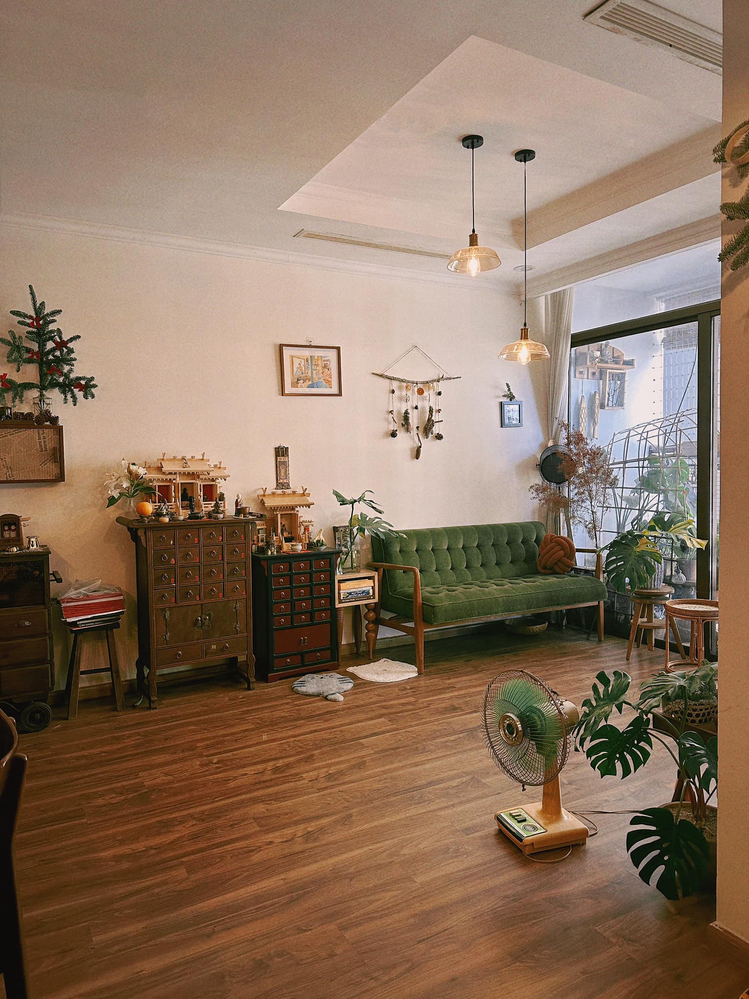 Ngôi nhà cực chất, độc đáo như một quán cafe của ca sĩ Jun Phạm ấm cúng không khí Giáng sinh