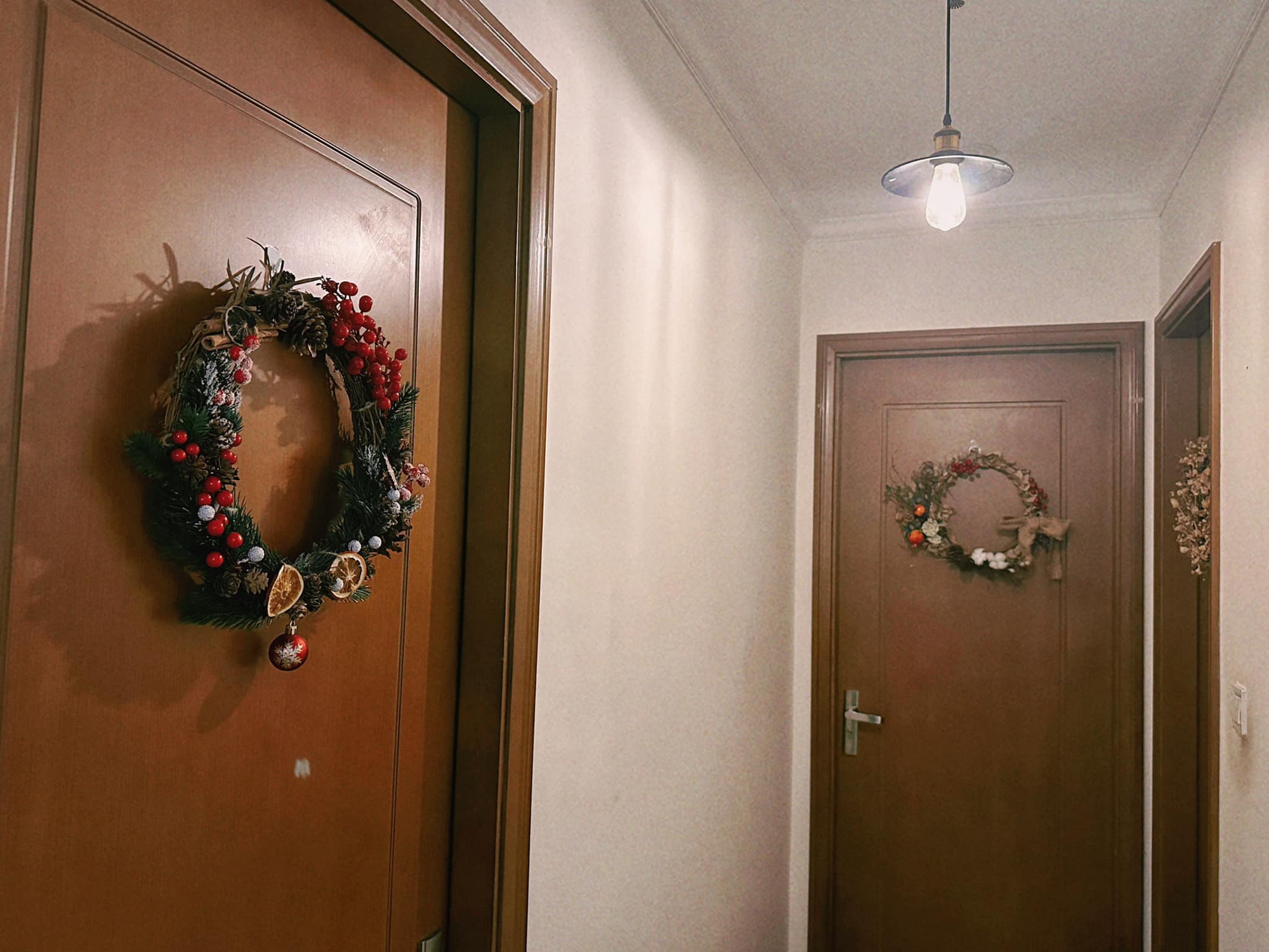 Jun Phạm rục rịch trang trí Giáng Sinh cho căn hộ 75m2: Không gian cực ấm cúng, chủ nhân tự nhận đẹp hơn quán cafe- Ảnh 7.