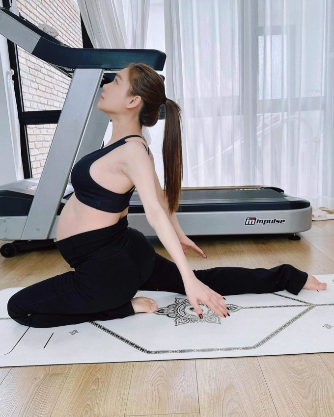 Nhã Phương tập yoga cải thiện sắc vóc sau sinh - Ảnh 1.