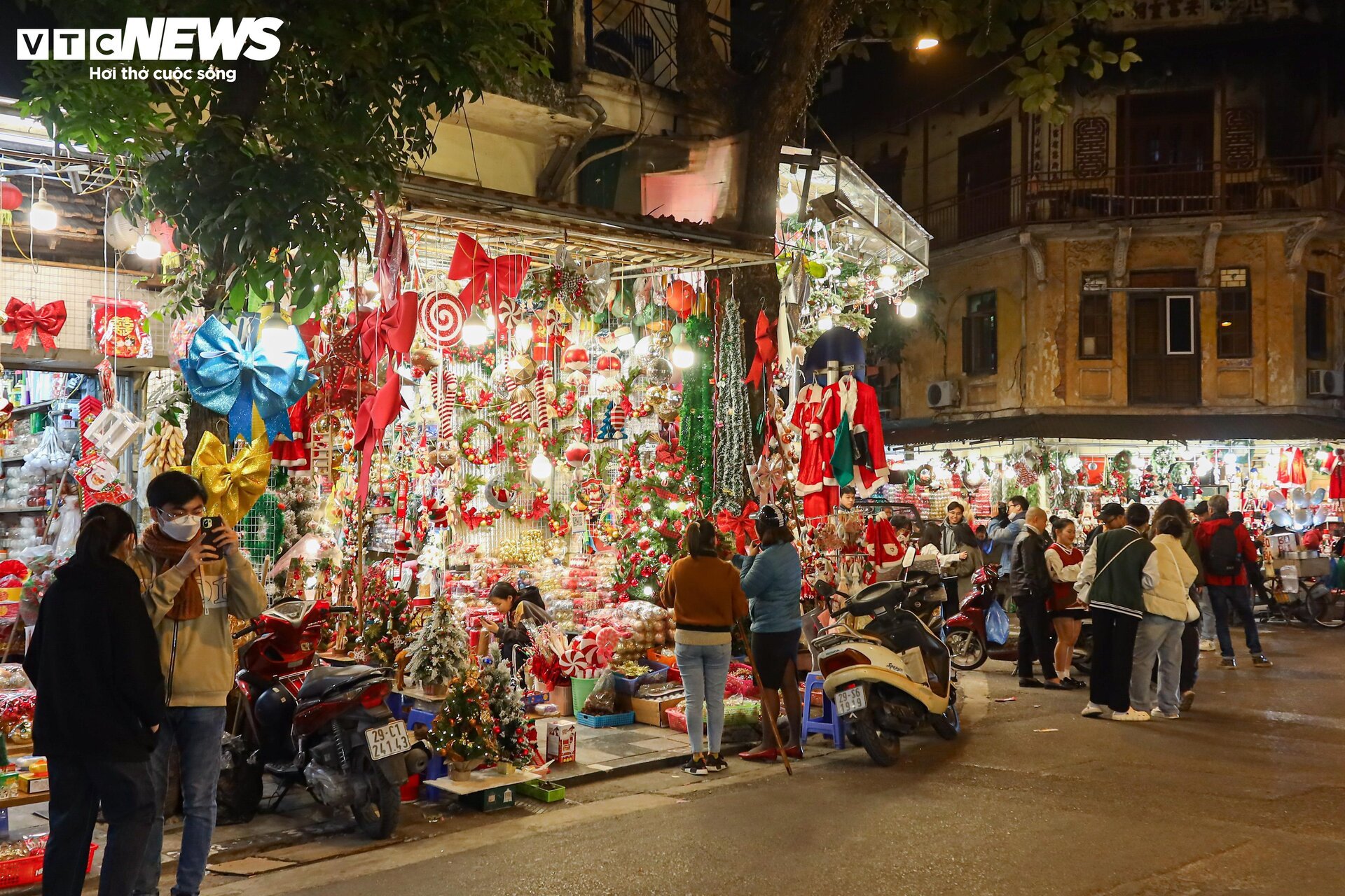 Khách xem nhiều hơn mua, thị trường đồ trang trí Giáng sinh ở Hà Nội 'cảm lạnh' - Ảnh 2.