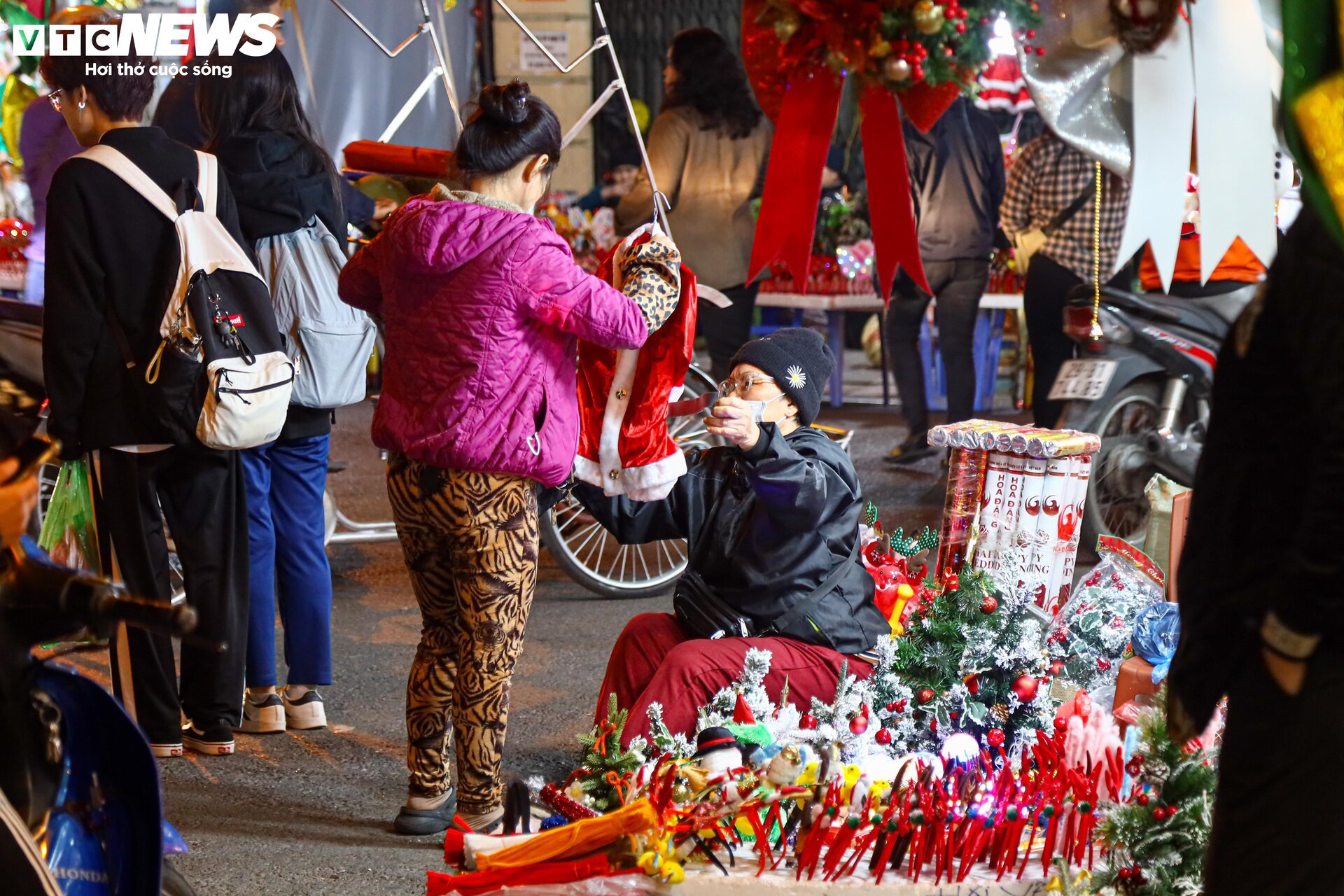 Khách xem nhiều hơn mua, thị trường đồ trang trí Giáng sinh ở Hà Nội 'cảm lạnh' - Ảnh 13.