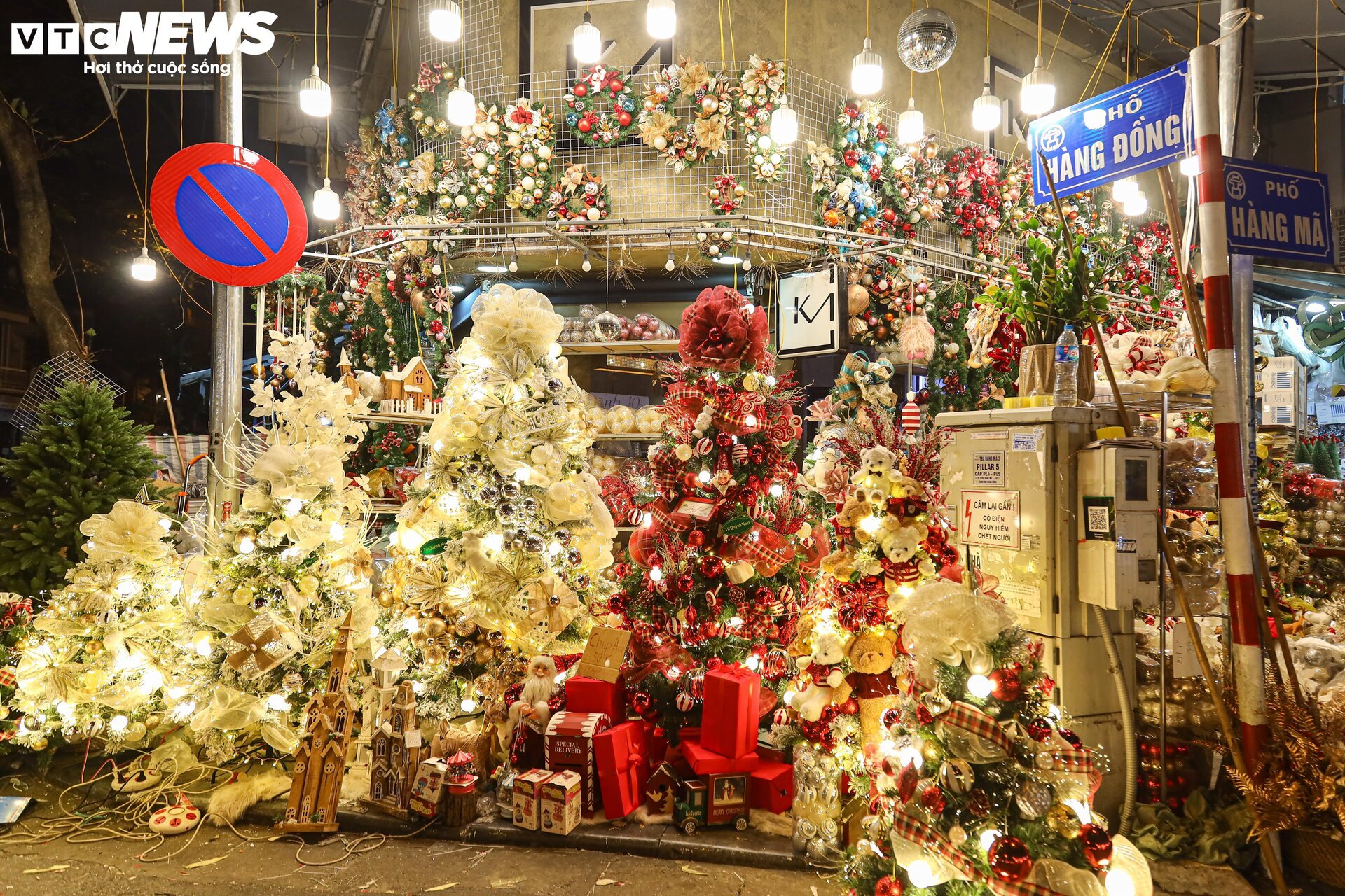 Khách xem nhiều hơn mua, thị trường đồ trang trí Giáng sinh ở Hà Nội 'cảm lạnh' - Ảnh 9.