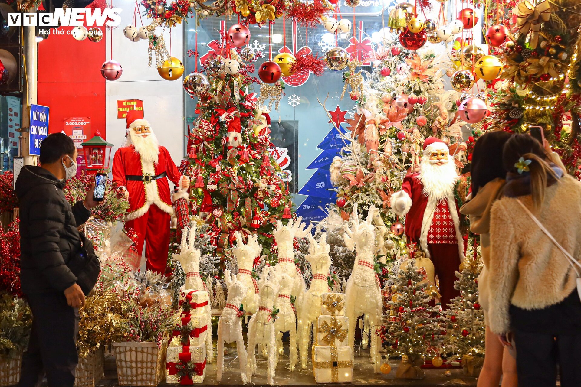 Khách xem nhiều hơn mua, thị trường đồ trang trí Giáng sinh ở Hà Nội 'cảm lạnh' - Ảnh 16.