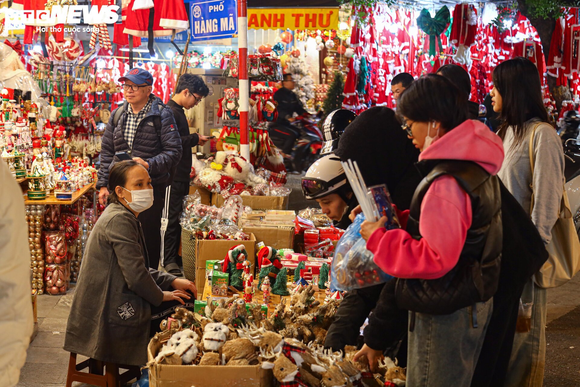 Khách xem nhiều hơn mua, thị trường đồ trang trí Giáng sinh ở Hà Nội 'cảm lạnh' - Ảnh 12.