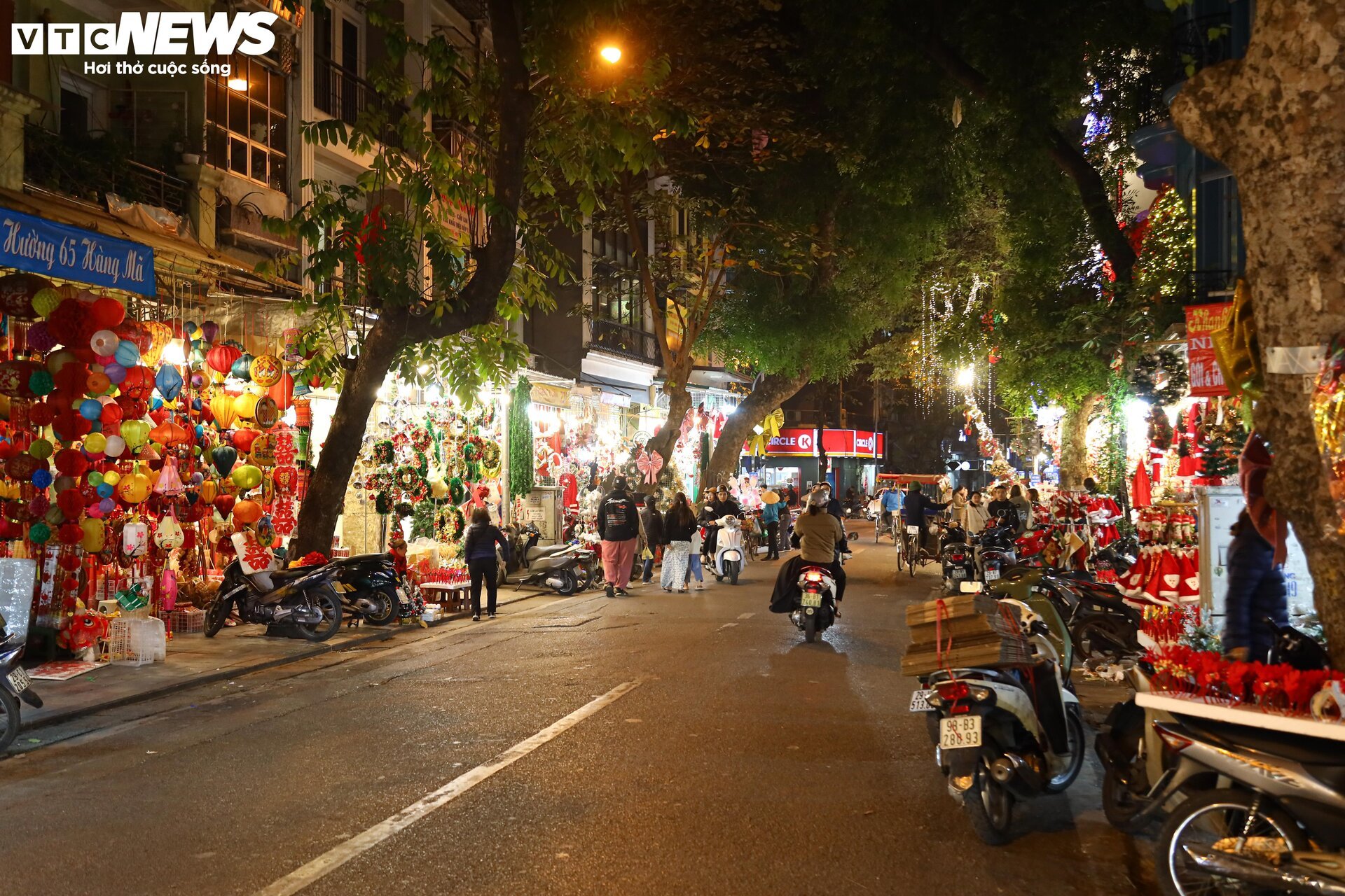 Khách xem nhiều hơn mua, thị trường đồ trang trí Giáng sinh ở Hà Nội 'cảm lạnh' - Ảnh 18.