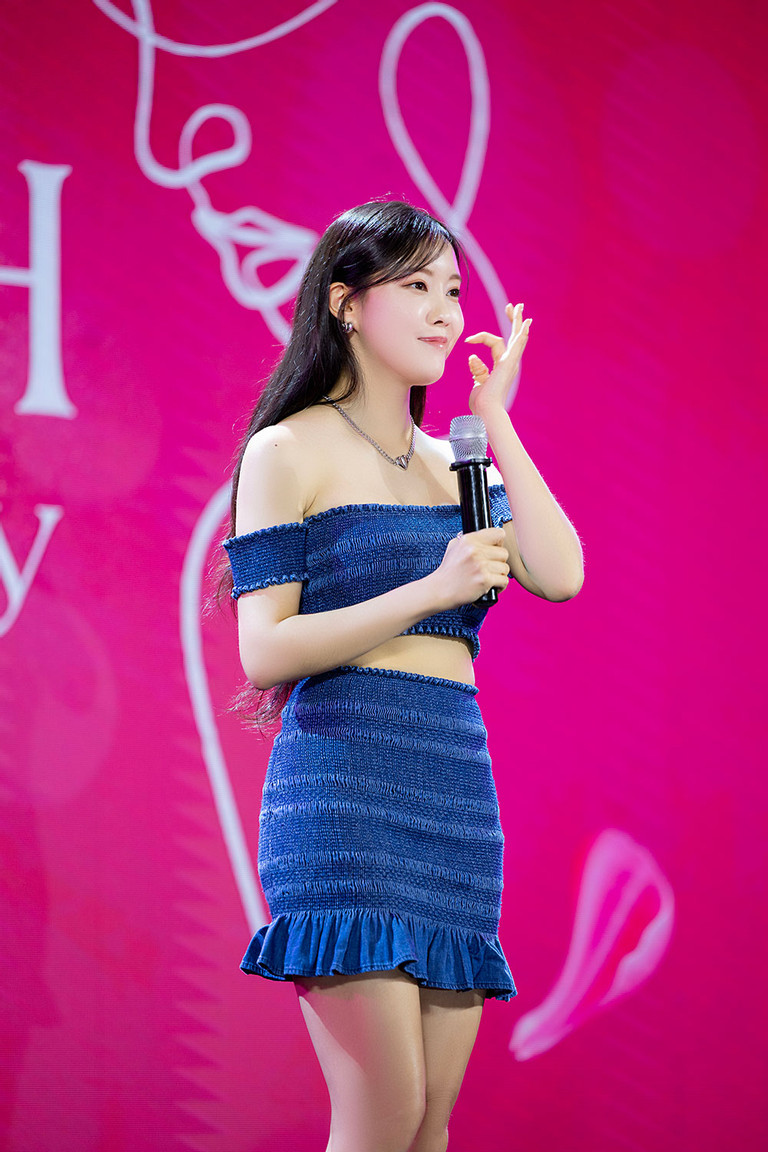 Hyomin (T-ara) khoe vai trần giữa giá lạnh Hà Nội, nhắn nhủ fan bằng tiếng Việt - Ảnh 4.