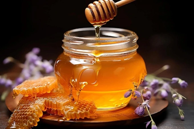 Mật ong tốt nhưng uống bao nhiêu là đủ thì không phải ai cũng biết, đây là 6 thực phẩm 'đại kỵ' với mật ong - Ảnh 2.