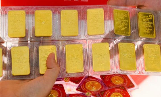 Giá vàng hôm nay 22/12: Vàng SJC tăng 'khủng khiếp', chạm ngưỡng 76 triệu đồng/lượng - Ảnh 2.