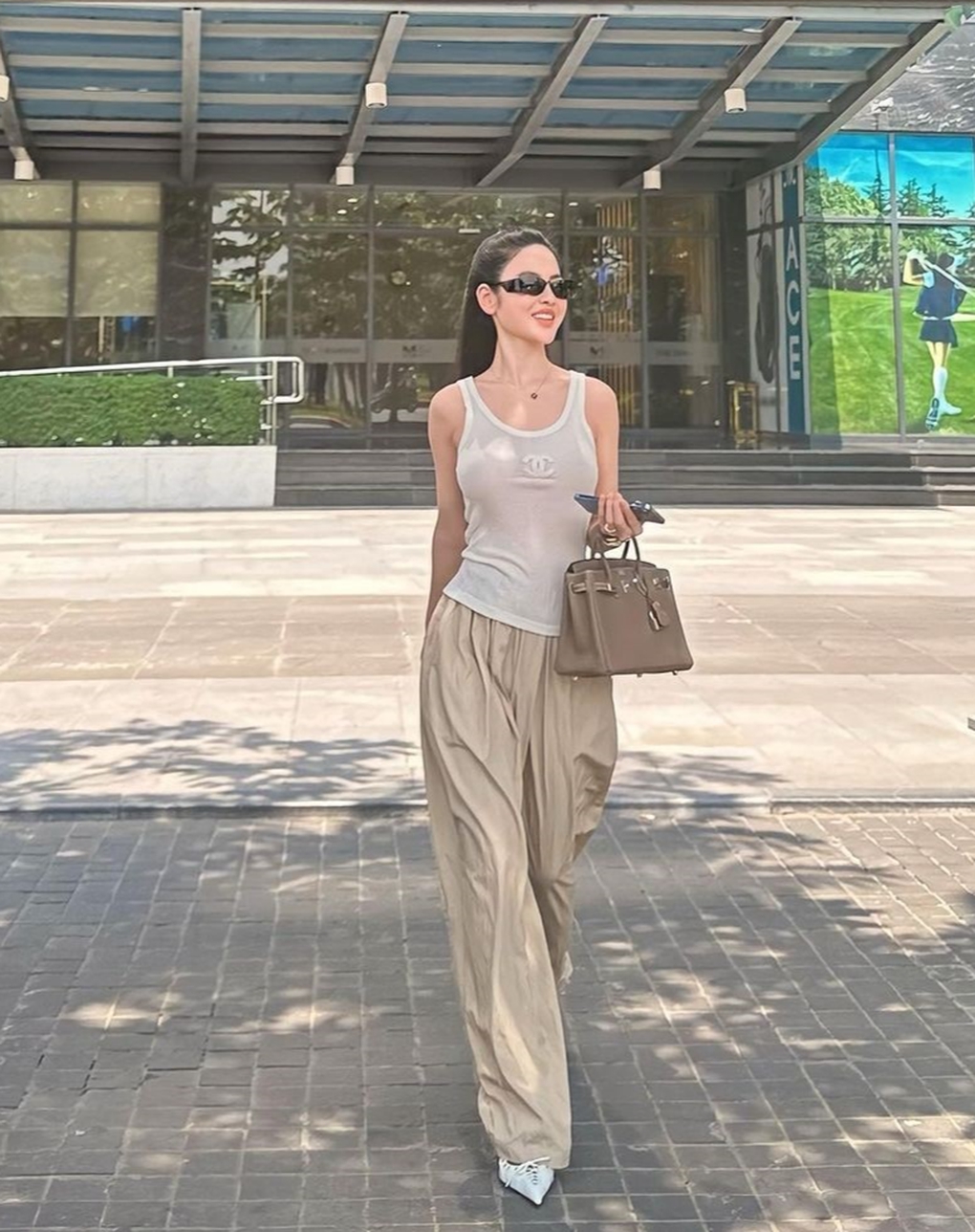 Chu Thanh Huyền thích phối đồ cùng túi hiệu giá hàng trăm triệu đồng - Ảnh 2.