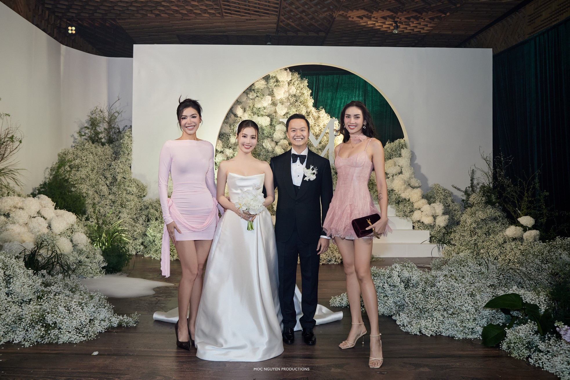 Gần như cả showbiz Việt quy tụ ở lễ cưới Diễm My 9X - Ảnh 4.