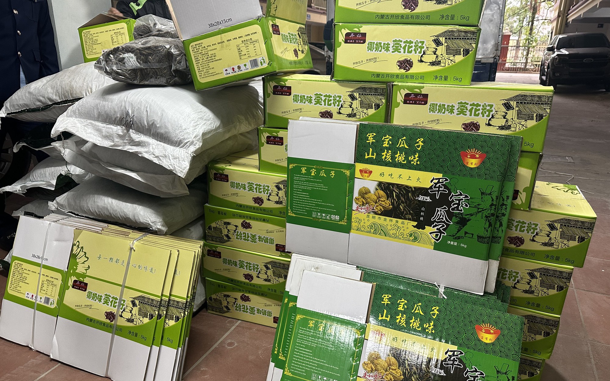 "Tóm gọn" nhiều thùng hướng dương nhập lậu "suýt" được biến hoá thành hàng sản xuất tại Việt Nam