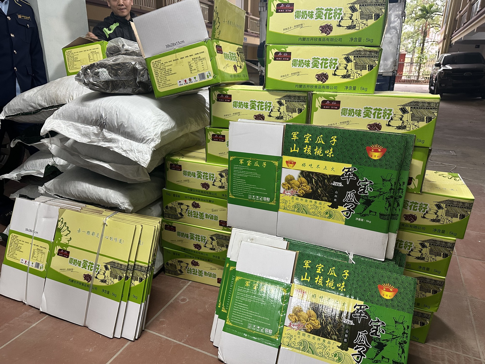 'Tóm gọn' nhiều thùng killogram hướng dương nhập lậu 'suýt' được biến hoá thành hàng sản xuất tại Việt Nam - Ảnh 2.