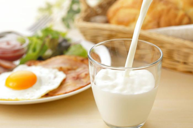 Sau 50 tuổi là giai đoạn quan trọng để &quot;bảo dưỡng xương&quot;, ghi nhớ 4 thời điểm tốt trong ngày để uống sữa, tăng cường canxi - Ảnh 4.