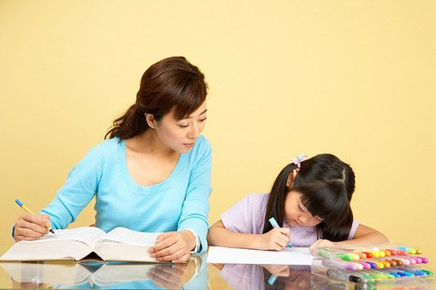 Dạy con gái lớp 4 làm bài tập 3 tiếng đồng hồ vẫn chưa xong, người mẹ nghiên cứu sinh tiến sĩ bật khóc nức nở - Ảnh 3.