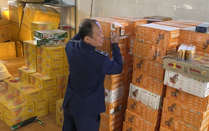 Hơn 200 thùng nước giải khát hết hạn sử dụng, tiểu thương ở Hà Nội vẫn công khai bày bán