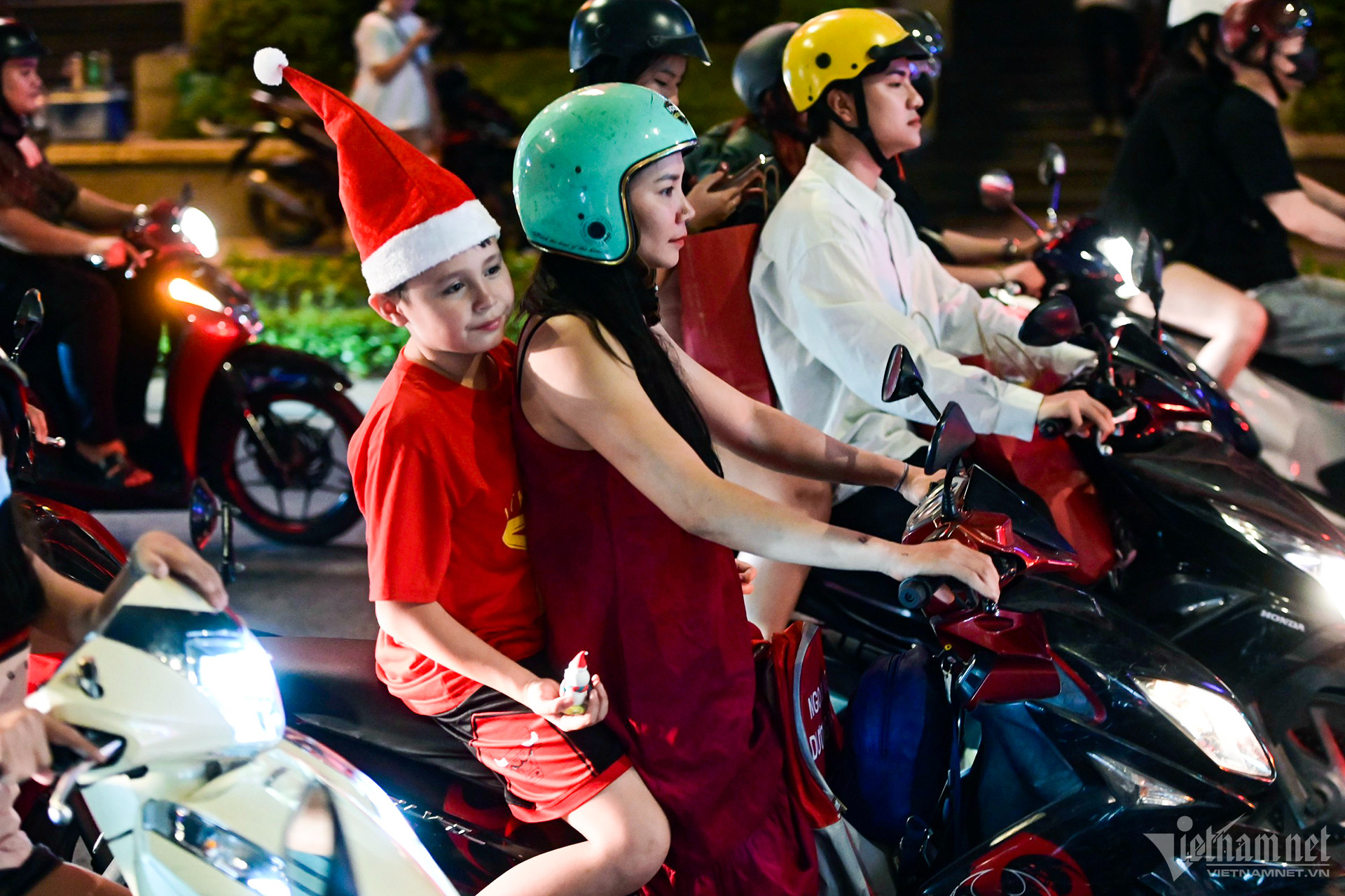 Người dân TP.HCM và Hà Nội đổ ra đường đón Giáng sinh - Ảnh 4.