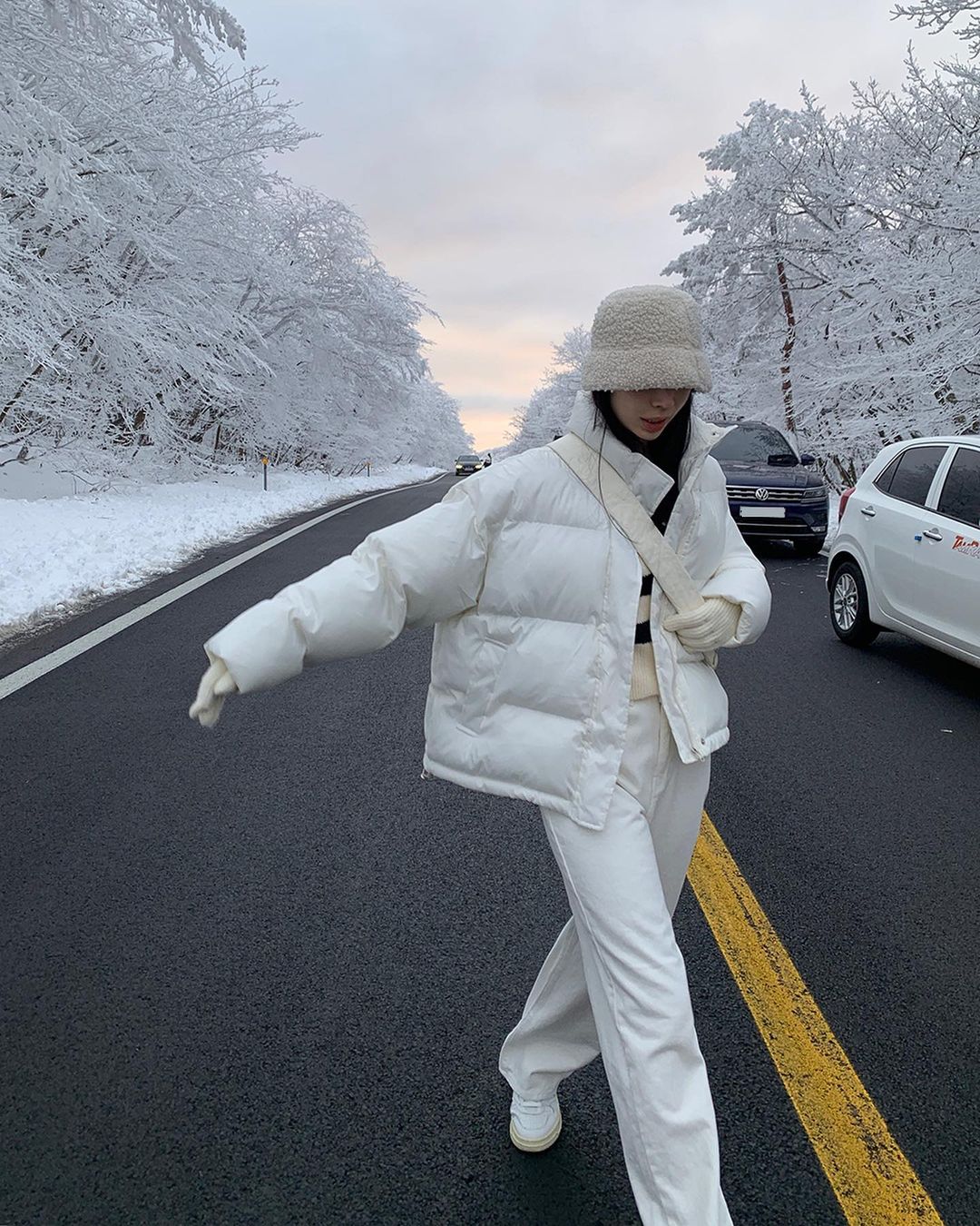 Nàng blogger Hàn chỉ bạn 6 cách phối áo khoác phao gọn gàng, năng động trong mùa giá rét- Ảnh 1.