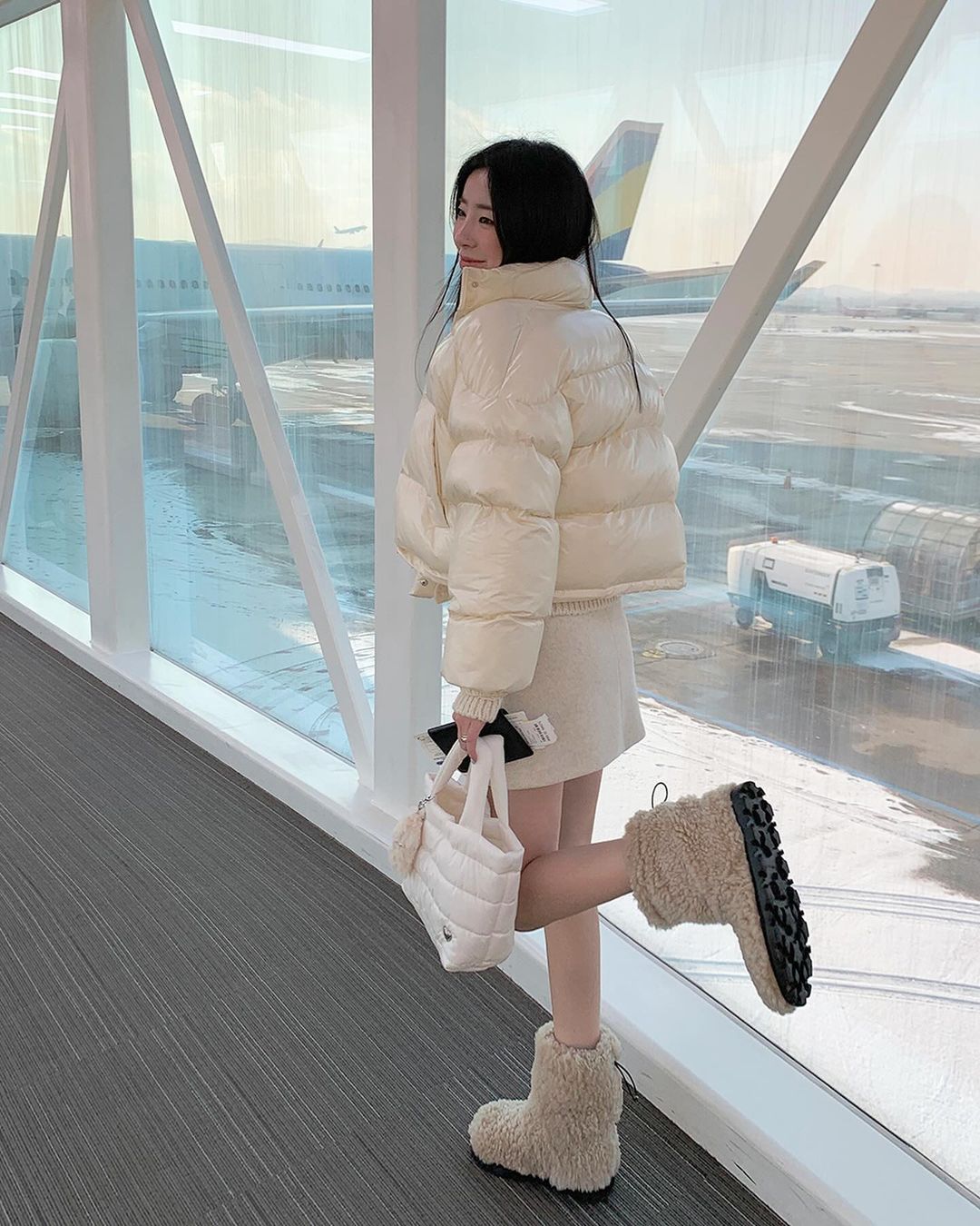 Nàng blogger Hàn chỉ bạn 6 cách phối áo khoác phao gọn gàng, năng động trong mùa giá rét- Ảnh 2.