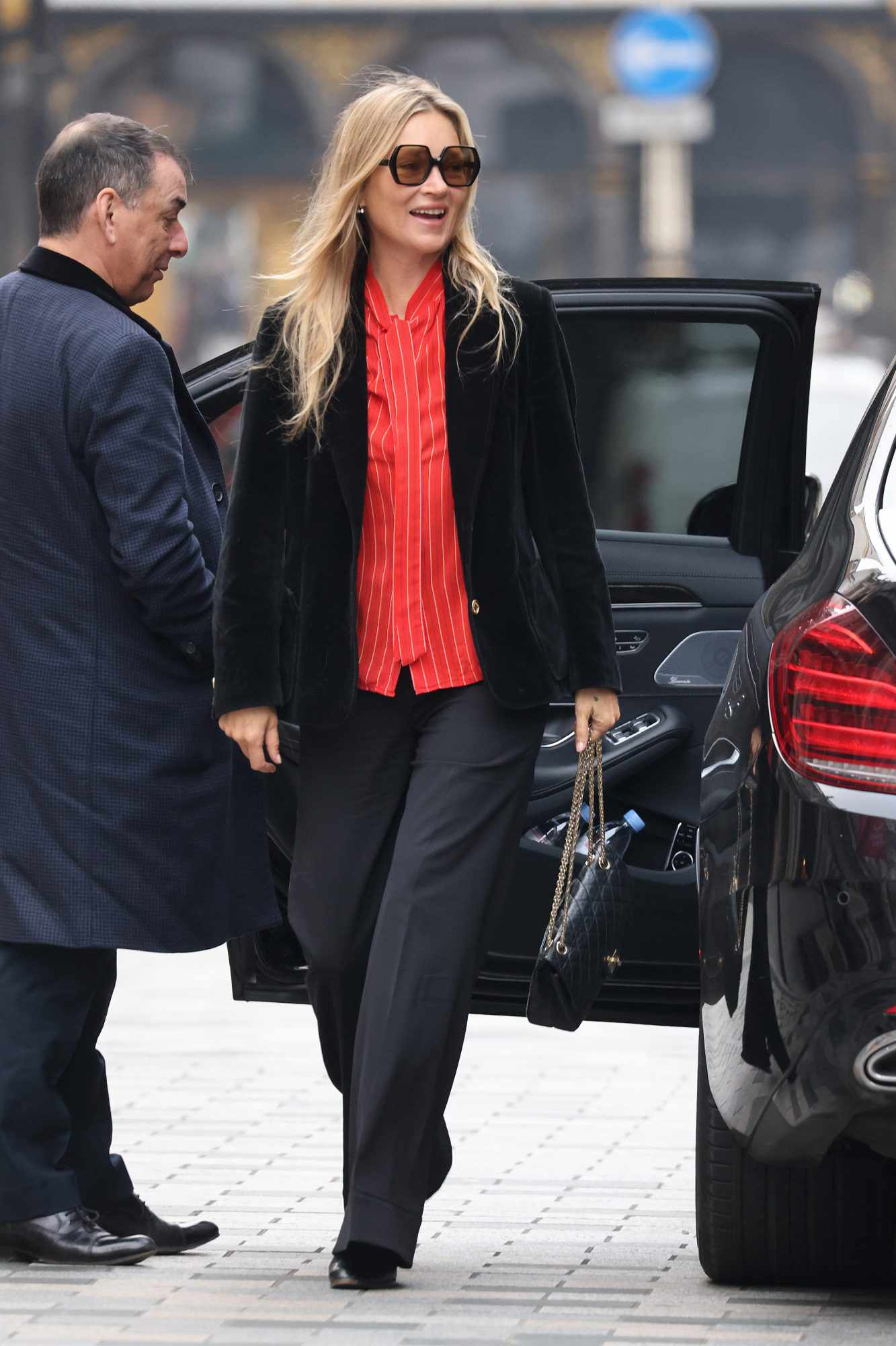 Đẳng cấp thời trang của Kate Moss ở tuổi U50: Phối đồ đơn giản vẫn chuẩn sang xịn mịn - Ảnh 1.