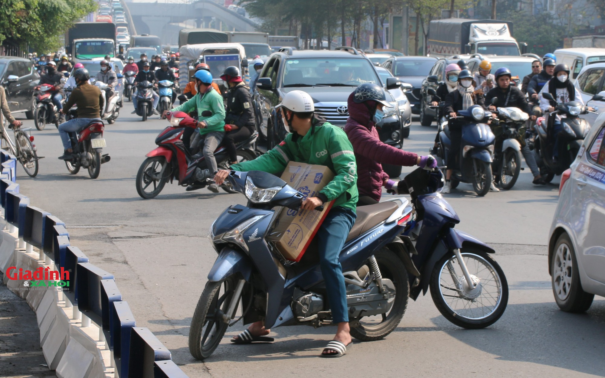 Thí điểm phân làn mới ở Ngã Tư Sở, giao thông lộn xộn, người dân "thi nhau" chạy ngược chiều