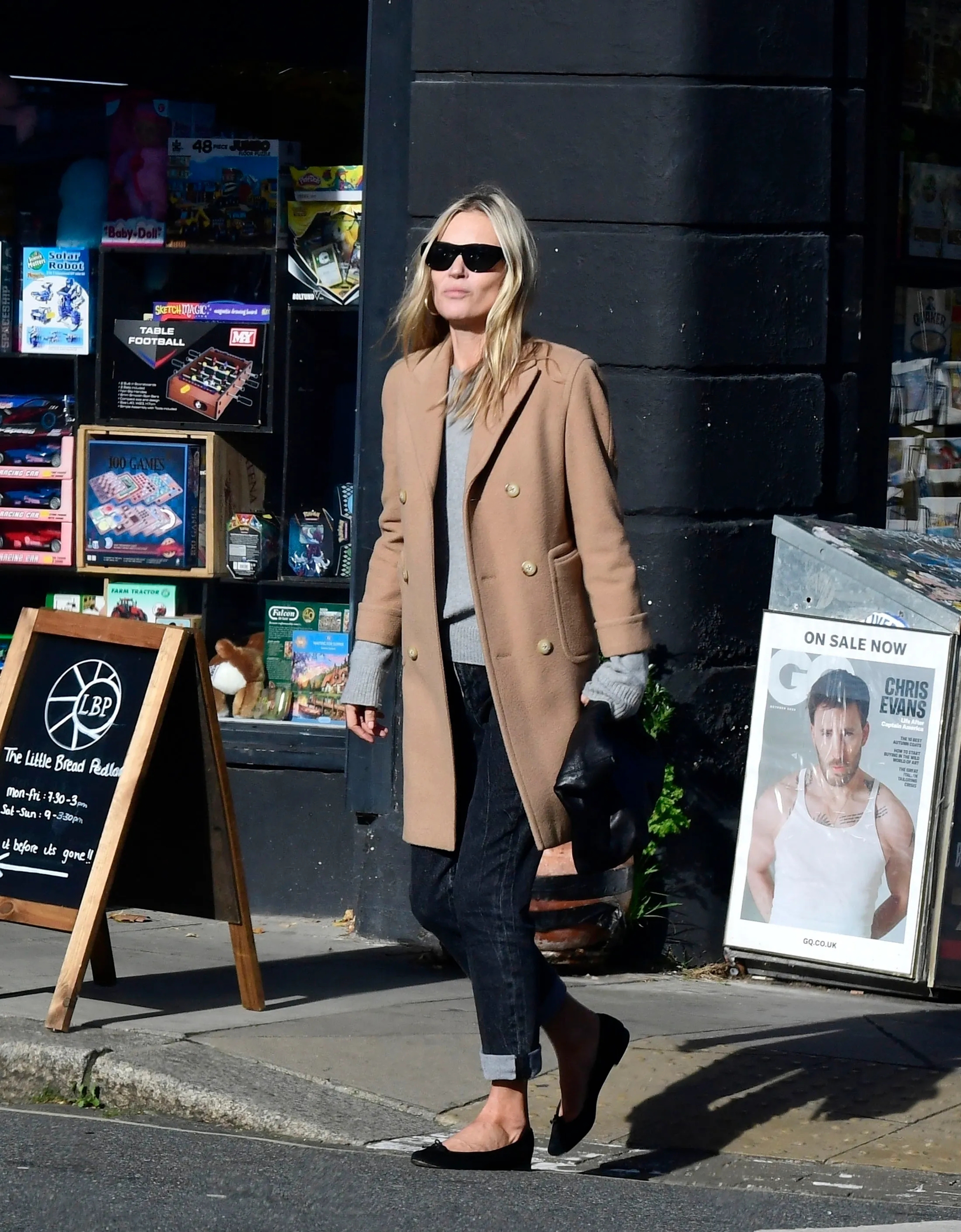 Đẳng cấp thời trang của Kate Moss ở tuổi U50: Phối đồ đơn giản vẫn chuẩn sang xịn mịn - Ảnh 2.