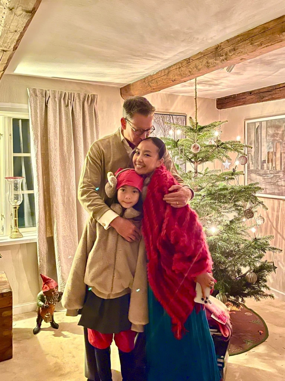Đoan Trang hé lộ ảnh gia đình nhà chồng ở Thụy Điển qua ảnh đón Giangs sinh - Ảnh 1.