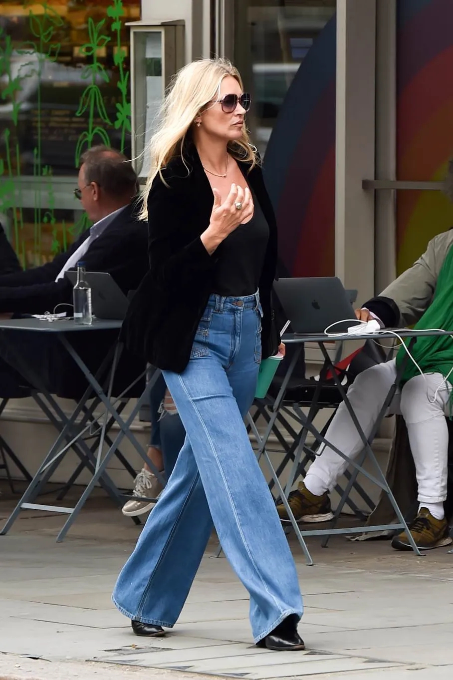 Đẳng cấp thời trang của Kate Moss ở tuổi U50: Phối đồ đơn giản vẫn chuẩn sang xịn mịn - Ảnh 7.