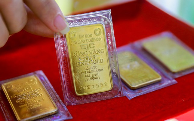Giá vàng hôm nay 26/12: Xuyên phá đỉnh lịch sử, người mua vàng lãi gấp đôi gửi tiết kiệm ngân hàng