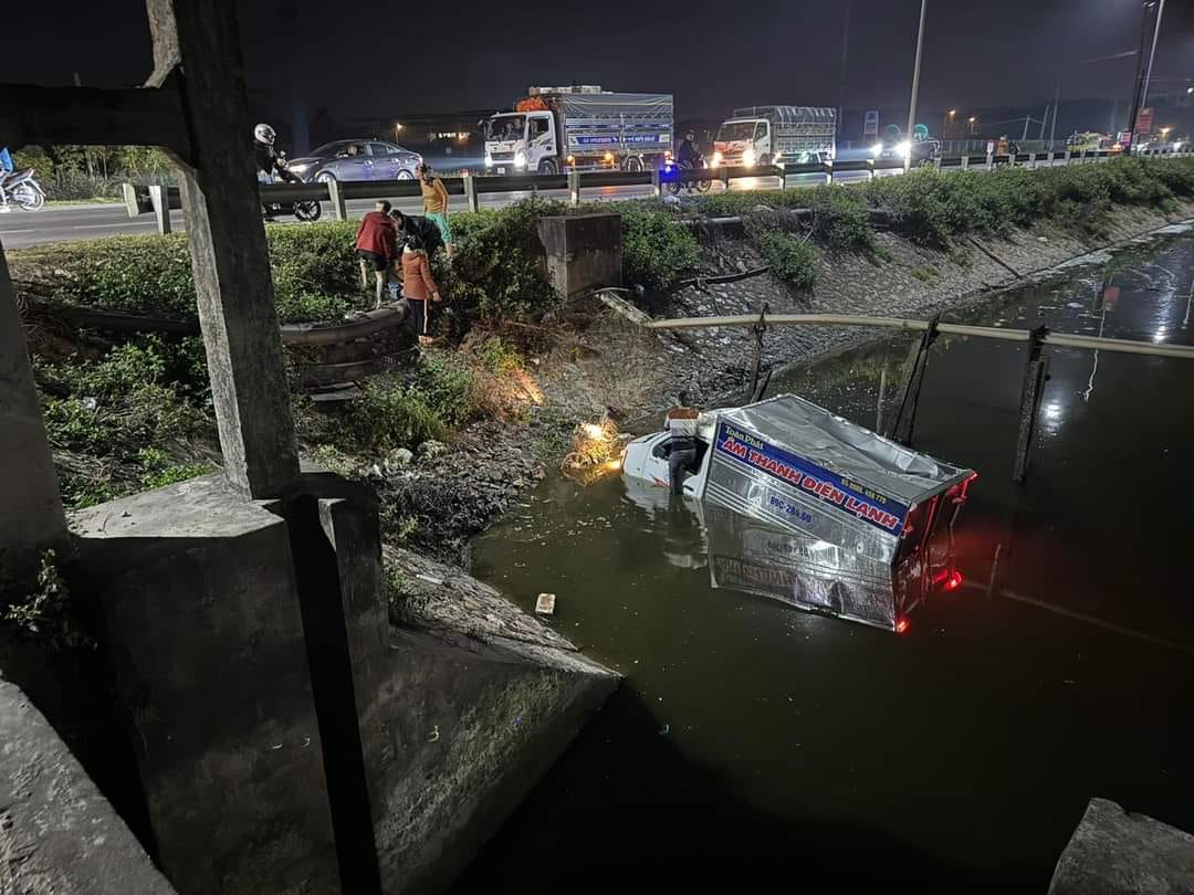 Video tai nạn giao thông liên hoàn xe lao xuống nước, 1 người tử vong- Ảnh 5.