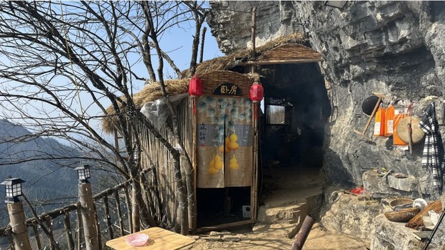 Trung Quốc: Thanh niên 21 tuổi ‘nghỉ hưu’, về dựng lều sống cheo leo trên núi - Ảnh 1.