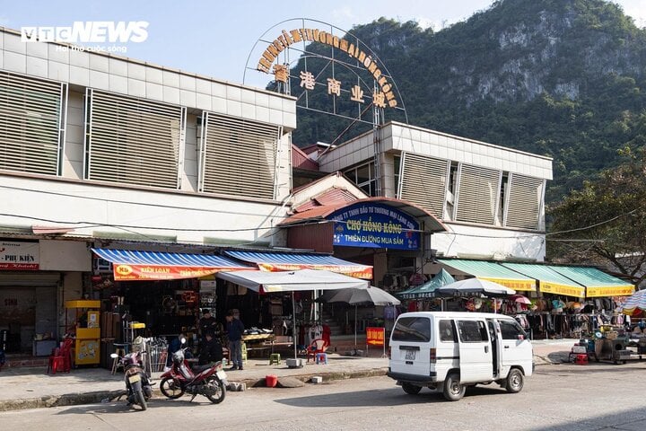 'Thiên đường mua sắm' vùng biên đìu hiu ngày cuối năm - Ảnh 11.