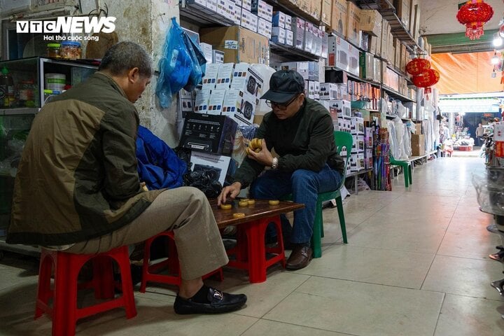 'Thiên đường mua sắm' vùng biên đìu hiu ngày cuối năm - Ảnh 9.