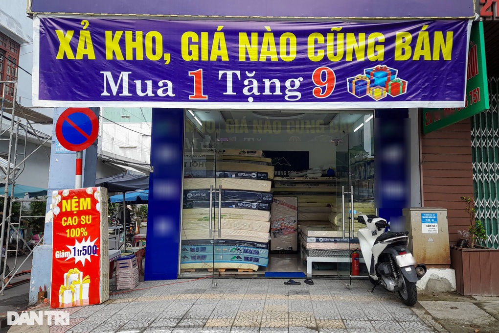 Muôn kiểu sale off cuối năm ở phố thời trang Đà Nẵng - Ảnh 4.