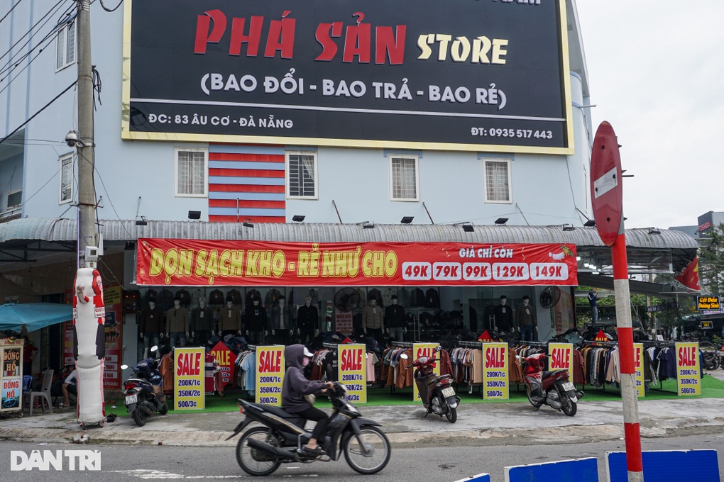 Muôn kiểu sale off cuối năm ở phố thời trang Đà Nẵng - Ảnh 3.