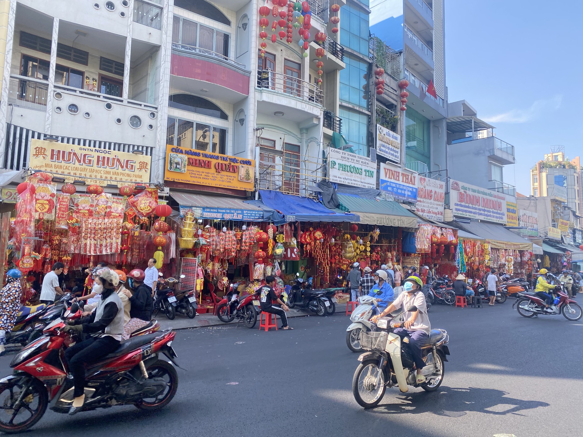 Phố bán đồ trang trí Tết vắng chưa từng thấy!- Ảnh 3.