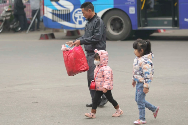 Hà Nội: Đón Tết dương lịch, người dân ùn ùn đổ ra bến xe về quê, ngao ngán cảnh tắc đường - Ảnh 6.