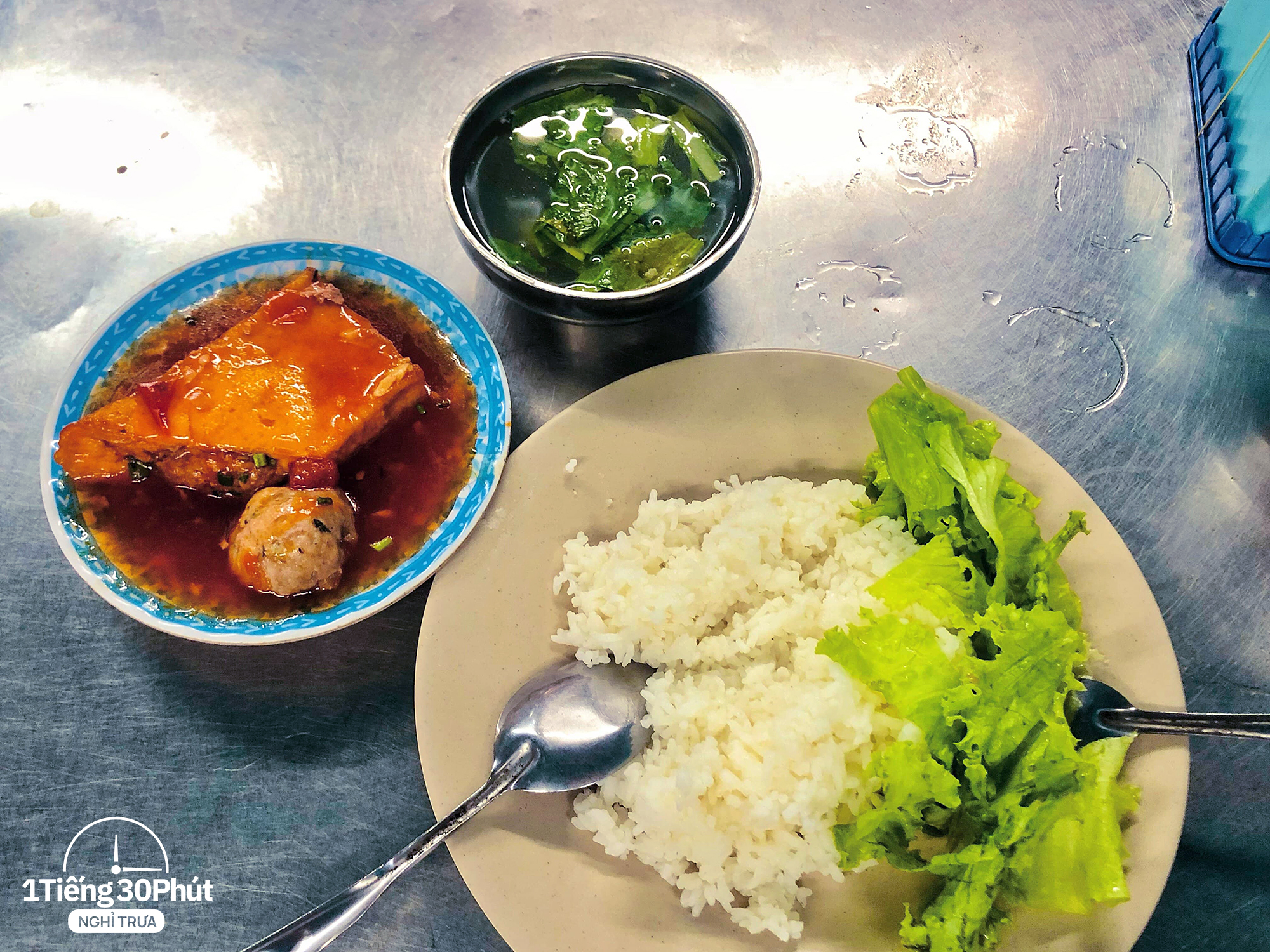 Hàng cơm trưa nằm giữa khu văn phòng cao cấp, chỉ 30k/phần nhưng cơm thêm, trà đá hay rau đều miễn phí - Ảnh 6.