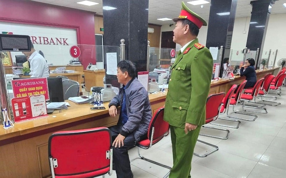Mạo danh tiếp vi&ecirc;n h&agrave;ng kh&ocirc;ng lừa đảo chiếm đoạt gần 780 triệu đồng năm 2026 - Ảnh 2.