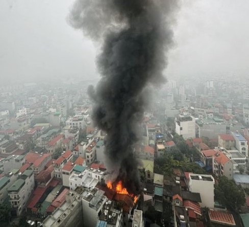 Cháy lớn tại nhà dân ở Long Biên, cột khói bốc cao hàng chục mét - Ảnh 1.