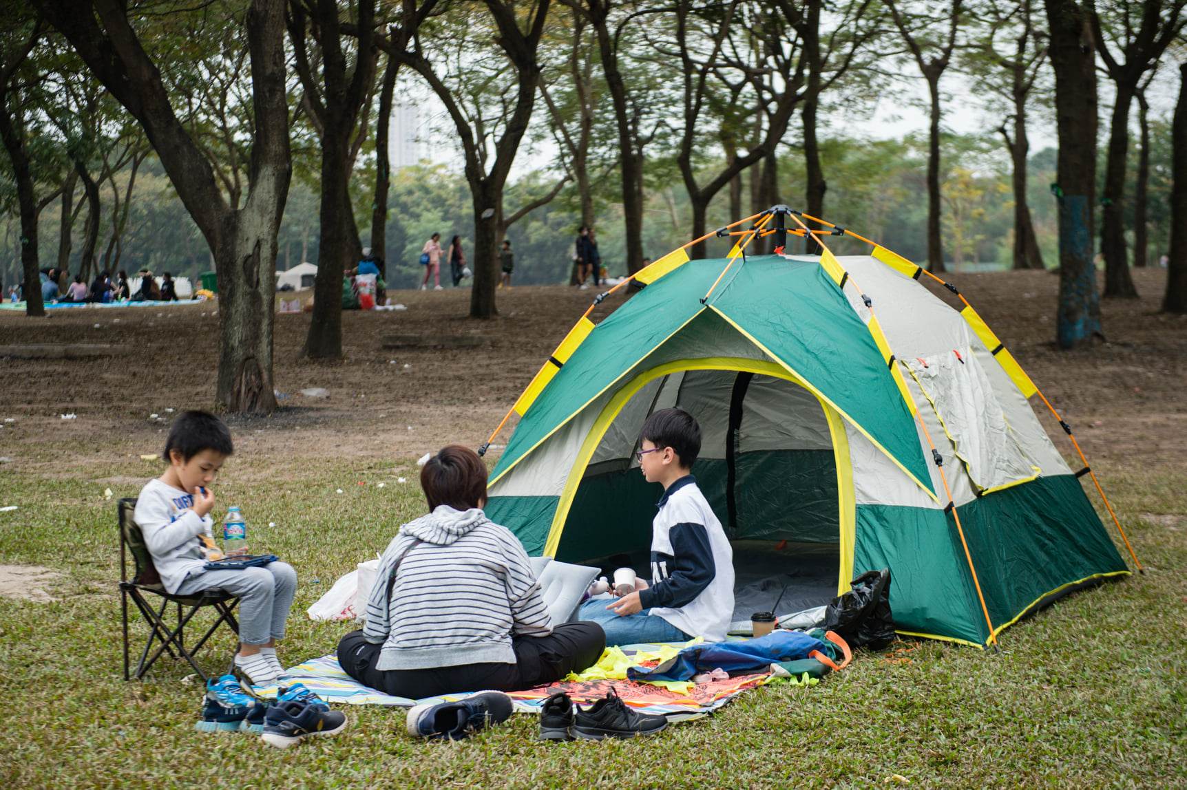 Ngày cuối cùng của năm 2023, người dân Hà Nội cùng gia đình quây quần cắm trại, nướng BBQ dưới tiết trời dịu mát - Ảnh 2.
